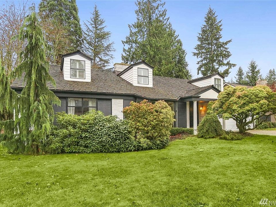 Welcome  home to Fairwood Greens! Rare find! This home is situated in a prime location on the #17 fairway. Sought-after Space Saver floorplan features 5 bedrooms, 3 bath rooms and is  the most popular floorplan in Fairwood. This home was made for entertaining with a spacious living room and dining room and views to the lovely landscape. Enjoy wonderful gathering spaces in the kitchen and family room.