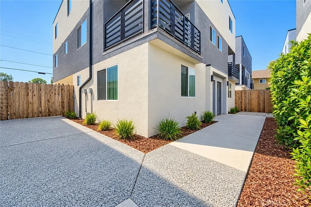 5 bed, 1800 sqft, $4,215 — Photo 3