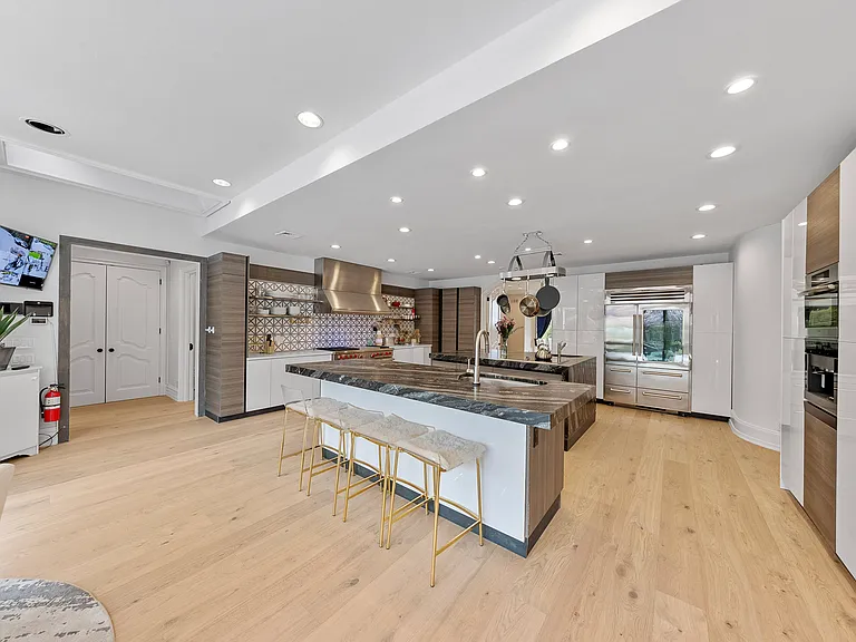 142 Hoover Dr — Photo 15