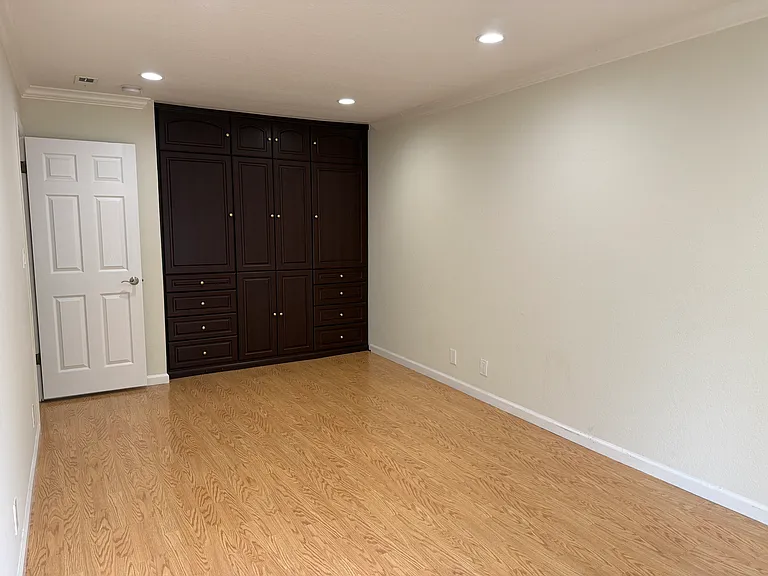 Master Bedroom (Floor2)