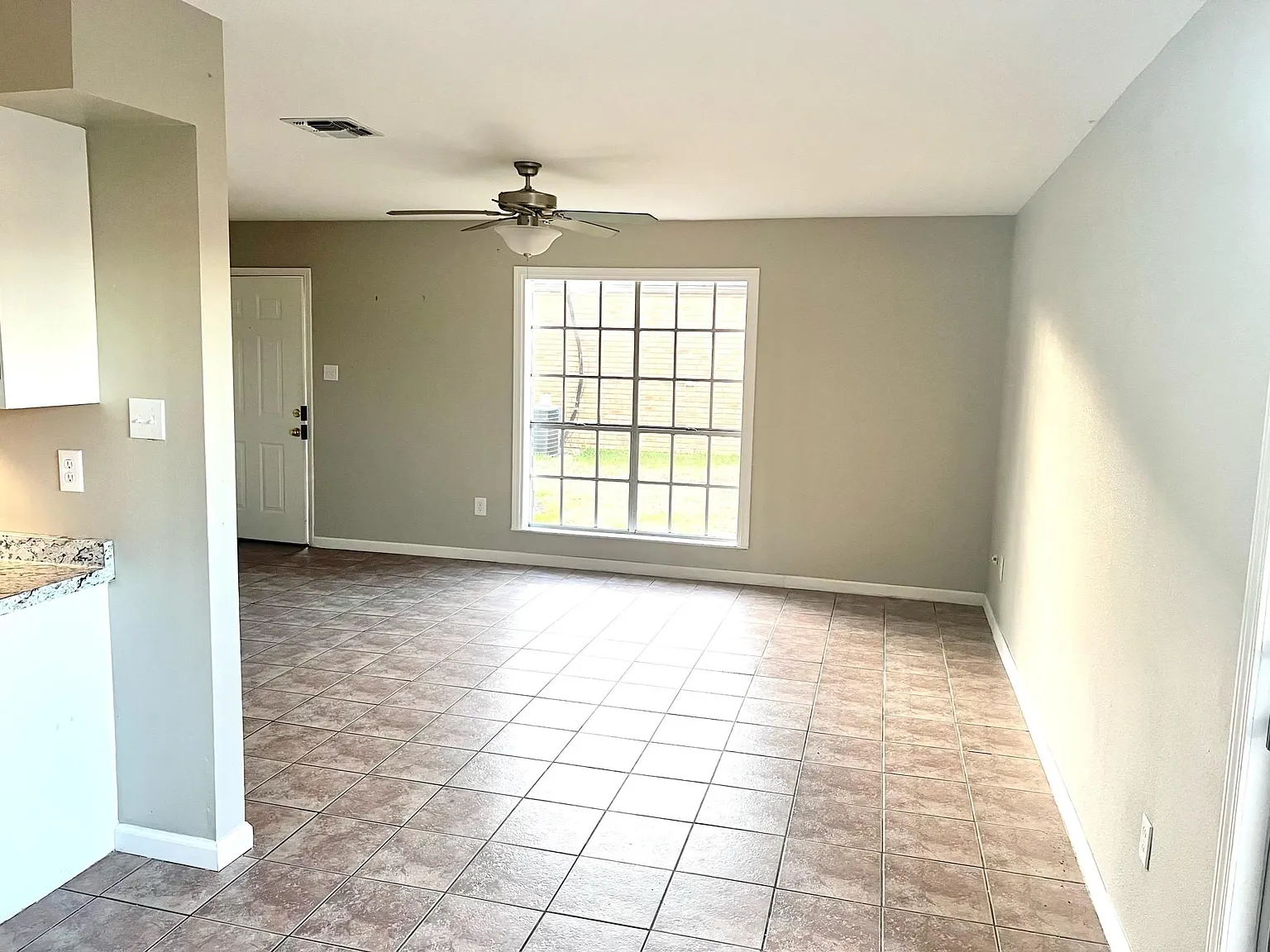 220 Gloria St — Photo 3