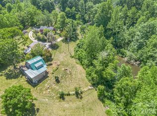 255 & 257 Crescent St, Saluda, NC 28773