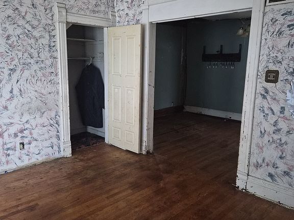 5th image of 806 W 6th St