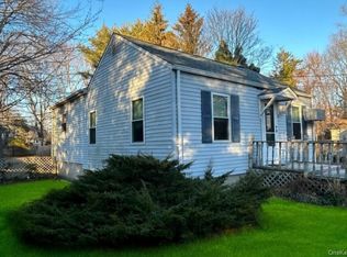 220 Larch Ln, Smithtown, NY 11787