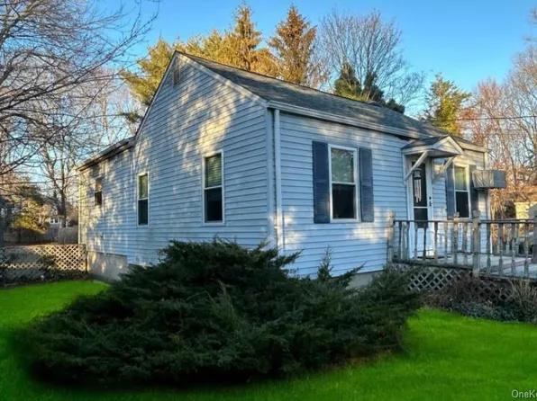 220 Larch Lane, Smithtown, NY 11787