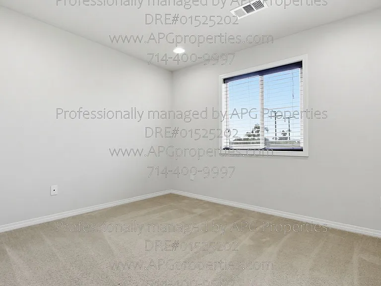 139 Thompson Ave — Photo 36