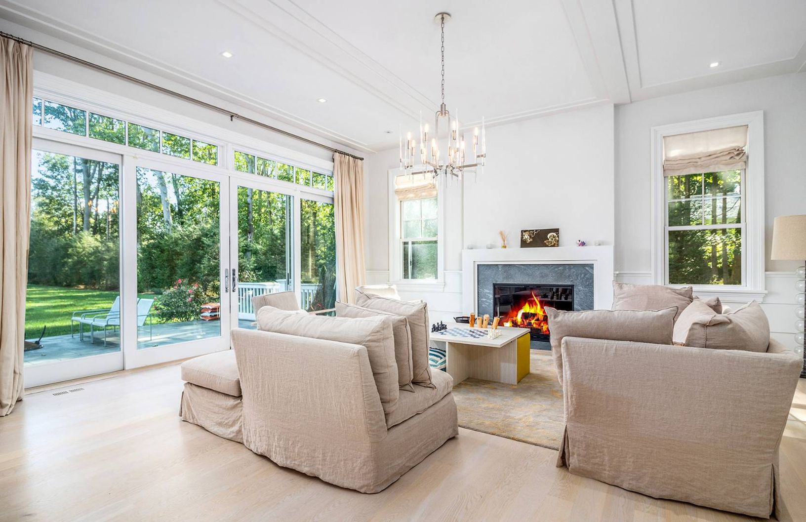  Living Room w/ fireplace