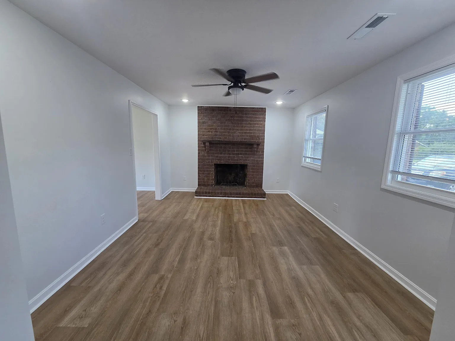 3 bed, 1.5 bath, 1144 sqft, $1,995 — Photo 2
