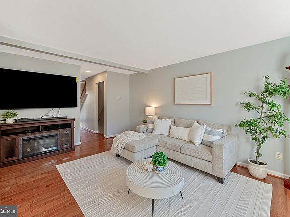 5th image of 4546 King Edward Ct