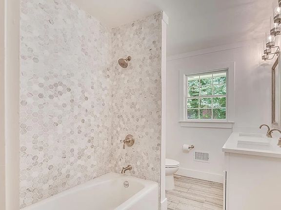 3rd image of 2281 Sherbrooke Dr