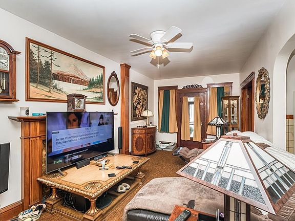 3rd image of 372 Old River Rd