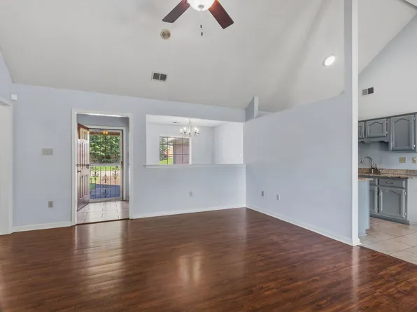 5364 Meadow Cross Dr, Memphis, TN 38141