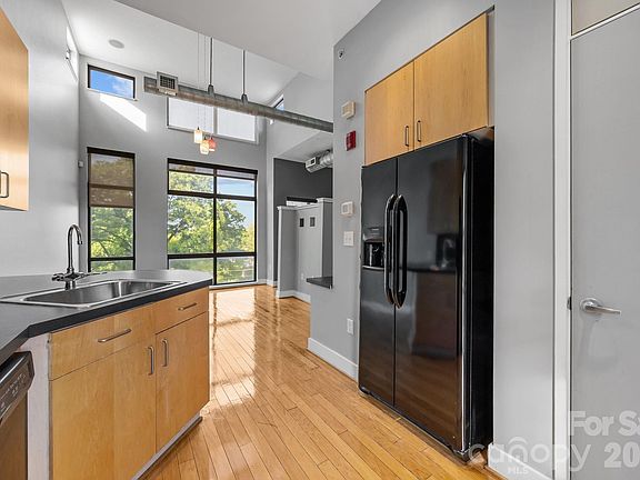 4th image of 514 10th St Unit 403