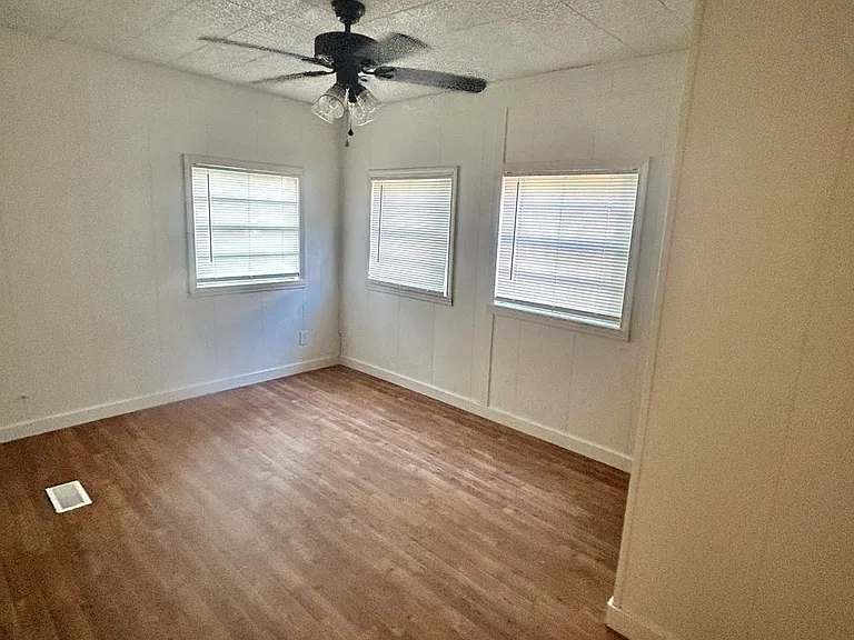 1404 Callahan St — Photo 4