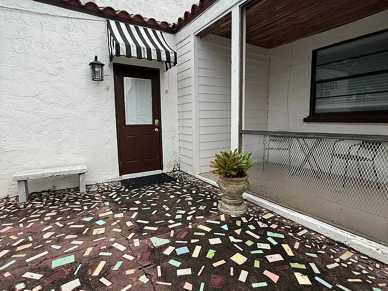 359 Greenbriar Dr #B — Photo 1