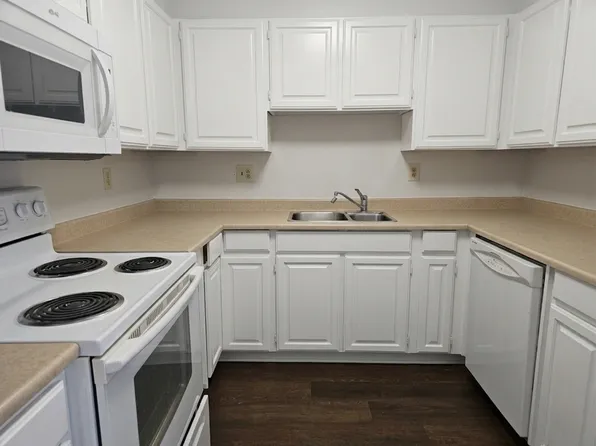 Fairview Apartments, 855 W 8th Ave #203, Vancouver, BC V5Z 1E3