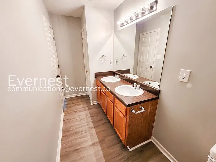 319 Bridgeport Ln — Photo 9