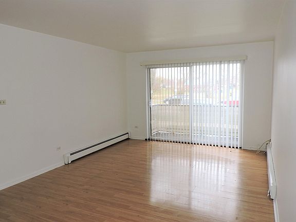 2nd image of 5733 W 103rd St APT 1E