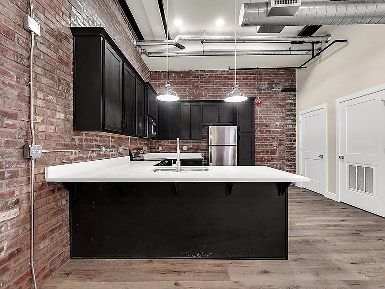 235 N Market Ave — Photo 13