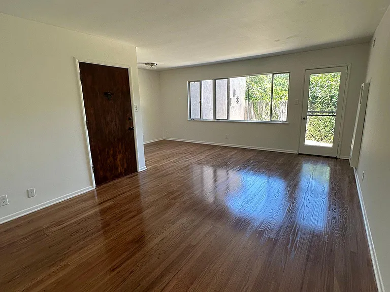 2232 N Beachwood Dr #7 — Photo 2