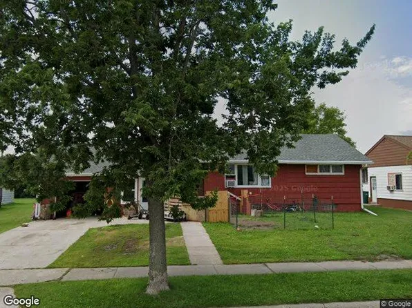 8 2nd St NE, Gwinner, ND 58040