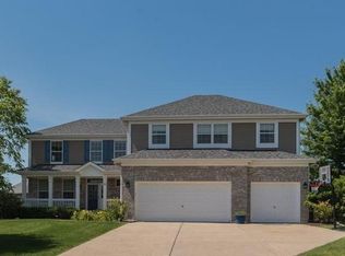 8 Birchwood Ct, Lake In The Hills, IL 60156