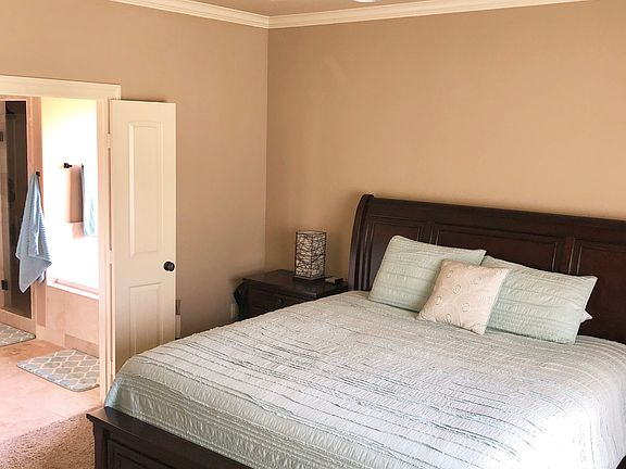 4th image of 102 New Braunfels Ln
