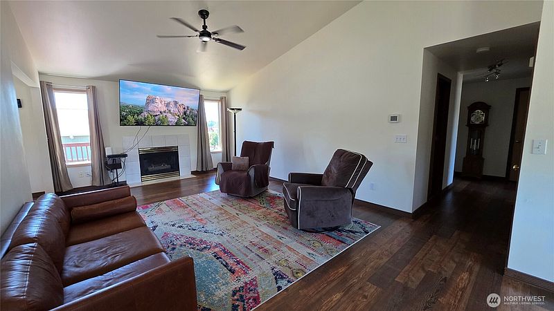 4th image of 128 Berggren Road N