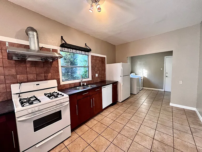 3209 Hannah St — Photo 6