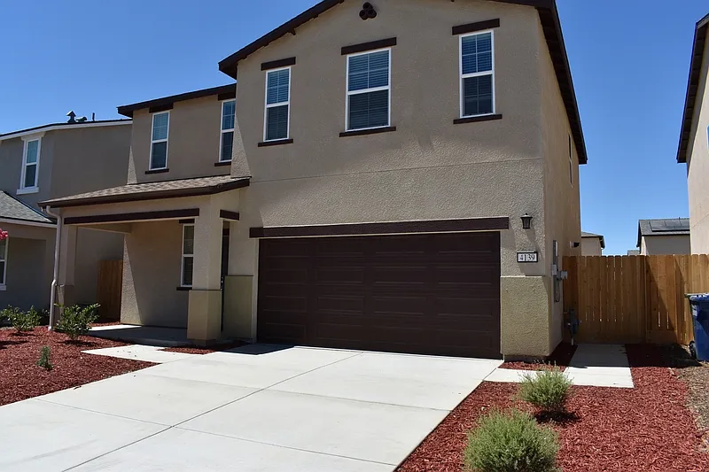 4 bed, 2.5 bath, 1924 sqft, $2,550 — Photo 2