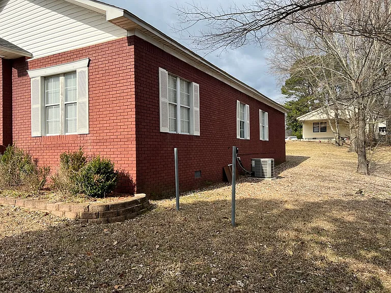 704 E North St — Photo 18