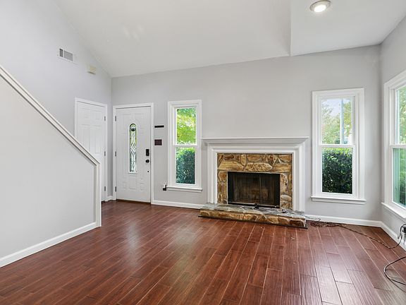 5th image of 1013 Whitfield Ct SE