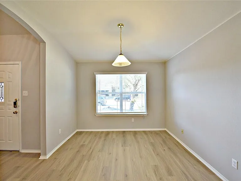 510 Golden Gate Dr — Photo 5