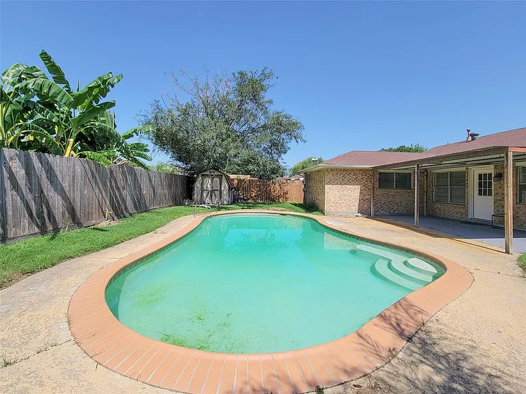 409 S Travis St — Photo 33