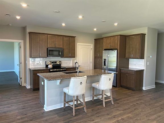 4th image of 2428 Watson Cir