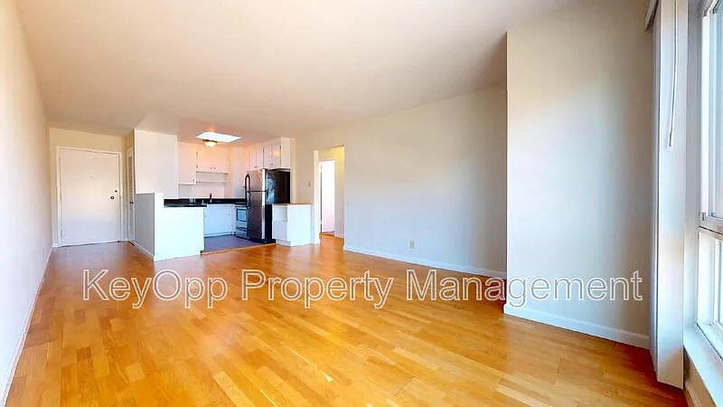 2 bed, 1.0 bath, 731 sqft, $4,995 — Photo 2