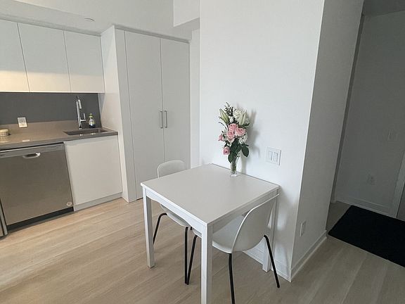 5th image of 500 Wilson Ave #627