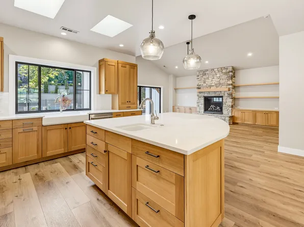 925 S 3rd St, Jacksonville, OR