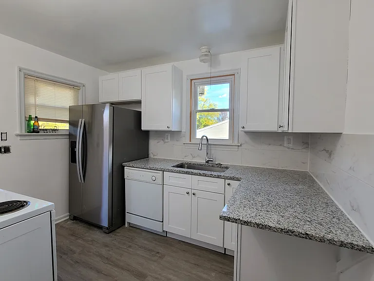 160 Olympia Dr — Photo 7