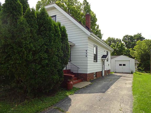 3rd image of 926 Montague St
