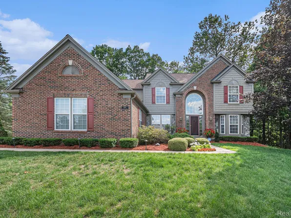 9194 Liverpool Ct, Grand Blanc, MI 48439