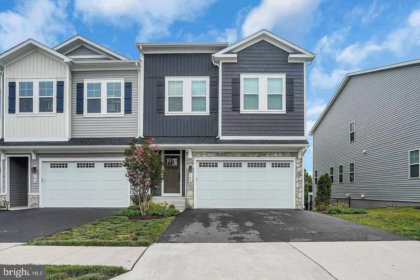5 bed, 4.5 bath, 3557 sqft, $2,500 — Photo 1