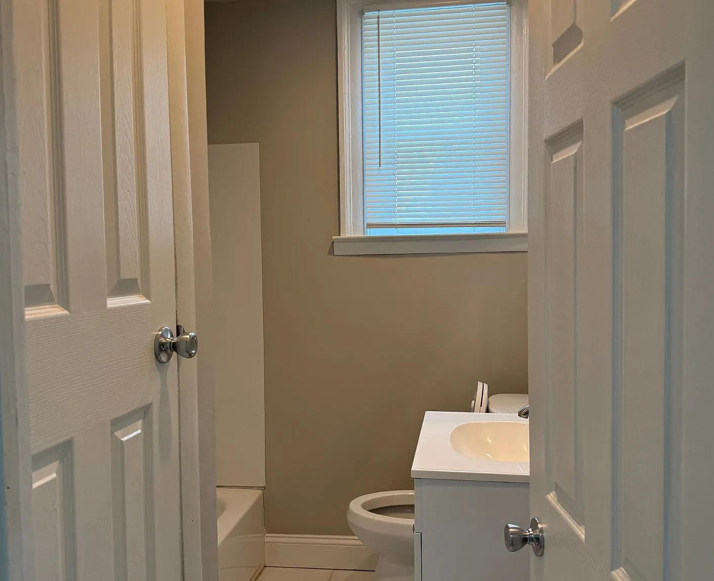 4 bed, $1,975 — Photo 4