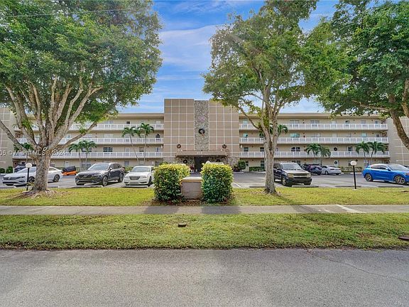 2nd image of 414 SE 10th St APT 105