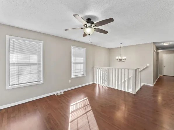 212 NE 90th Ter, Kansas City, MO 64155