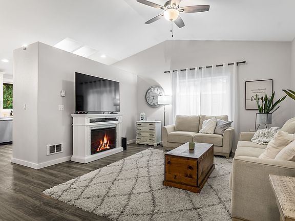 5th image of 21948 Bluewater Dr SE
