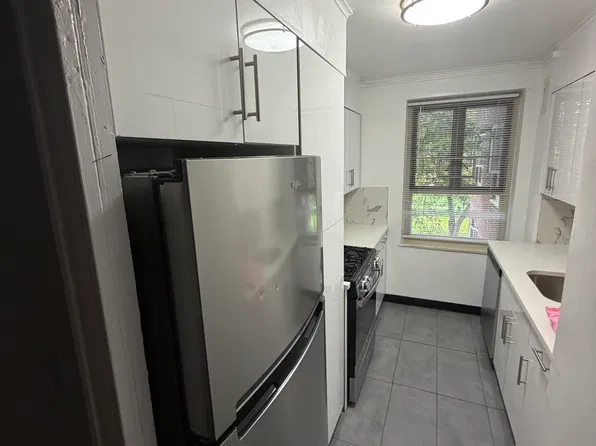 73-03 193rd St #3A, Fresh Meadows, NY 11366