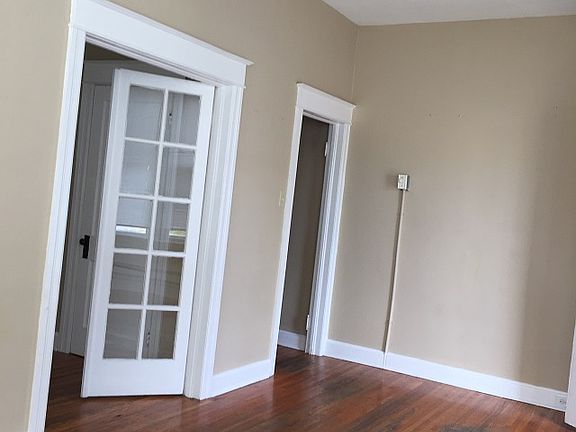 3rd image of 398 1/2 Bryan Pl