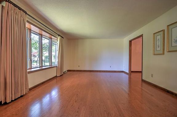 4th image of 3015 S Hills Dr