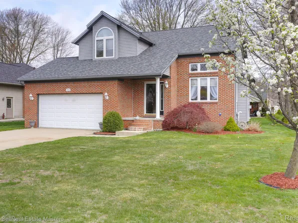 3802 Cedar Ridge Dr, Fort Gratiot, MI 48059